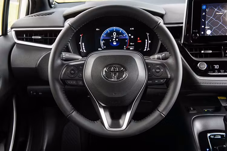 Về trang bị, Toyota Corolla 2026 nâng cấp có thêm camera hành trình trước sau chính hãng, chìa khóa kỹ thuật số. Ngoài ra, hãng cũng bổ sung một số tính năng ADAS như cảnh báo điểm mù, hỗ trợ ra khỏi xe an toàn, phanh hỗ trợ đỗ xe...