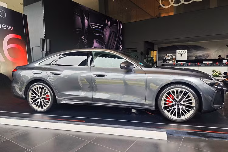 Mẫu xe sedan hạng sang Audi A6 2026 thế hệ hoàn toàn mới gây ấn tượng ngay từ ánh nhìn đầu tiên với gói ngoại thất S line được trang bị tiêu chuẩn giúp chiếc sedan mang dáng vẻ thể thao hơn.