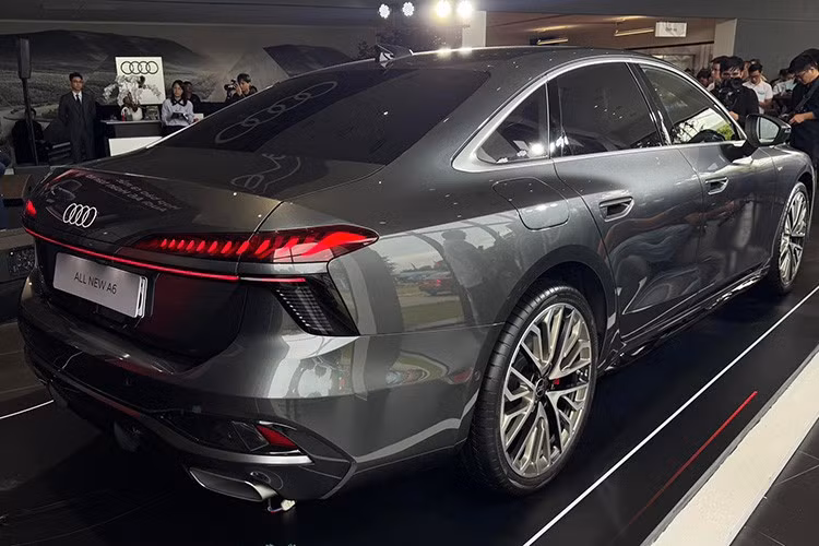 Về công nghệ hỗ trợ lái, Audi A6 S line trang bị nhiều tính năng an toàn hiện đại như hỗ trợ giữ làn, kiểm soát hành trình thích ứng, cảnh báo điểm mù, phanh khẩn cấp trước/sau, hệ thống camera 360 độ và hỗ trợ đỗ xe Park Assist Plus.