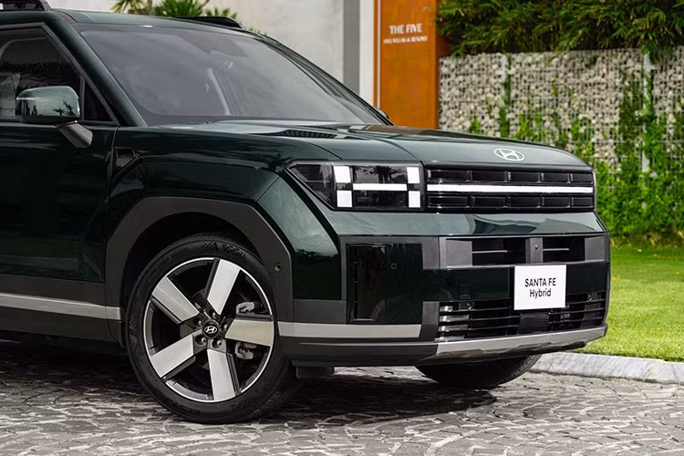 Lazang xe có kích thước 20 inch với bộ lốp có thông số 255/45R20. Các chi tiết ngoại thất không thay đổi nhiều so với bản máy xăng, vẫn theo phong cách vuông vức, cụm đèn chữ H mang đến diện mạo hiện đại...