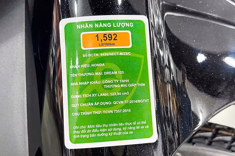 Honda Dream NCX 2026 sở hữu kích thước dài, rộng, cao tương ứng 1.868 x 697 x 1.051 (mm), chiều dài cơ sở 1.200 mm, khoảng sáng gầm 143 mm, chiều cao yên 751 mm và trọng lượng 98 kg. Các thông số này tương đương phiên bản Dream NCX 125 2025.