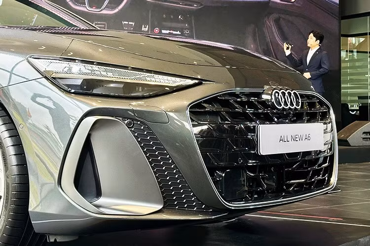 Mặt trước nổi bật với lưới tản nhiệt Singleframe tổ ong không viền, cụm đèn pha mảnh được tạo hình theo hiệu ứng ánh sáng động và cửa hút gió đặt dọc.