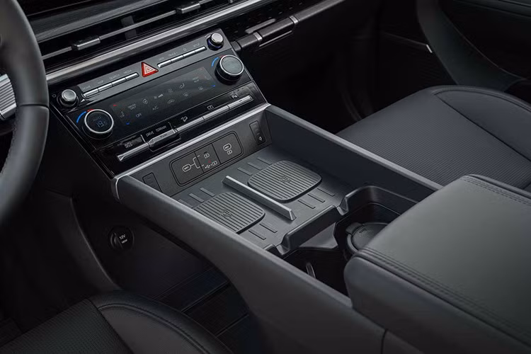 Hyundai Santa Fe Hybrid sử dụng động cơ xăng SmartStream 1.6L Turbo kết hợp với mô-tơ điện cho tổng công suất 235 mã lực và mô-men xoắn 367 Nm. Xe được trang bị hộp số tự động 6 cấp tối ưu riêng cho hệ hybrid, tích hợp công nghệ Active Shift Control (ASC), cho phép rút ngắn thời gian chuyển số và tăng độ bền cơ cấu truyền động.