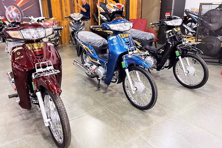 Tại Việt Nam, Honda Dream NCX 2026 nhập khẩu nguyện chiếc về nước sẽ có 3 lựa chọn màu sắc, gồm đen, xanh ánh kim, đỏ mận. Mẫu xe này được cửa hàng xe máy Ngọc Trâm Tây Ninh báo giá hơn 100 triệu đồng.