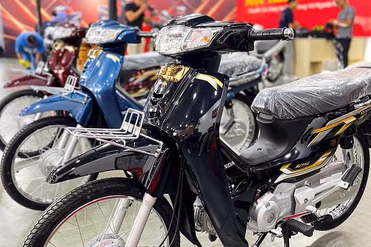 Hiện, một số lượng khá ít Honda Dream NCX vẫn xuất hiện tại thị trường Việt Nam. Sau các phiên bản đời 2024 hay 2025, mới đây Honda Dream NCX 125 2026 thuộc phiên bản mới nhất được một đơn vị kinh doanh xe máy tại TP.HCM nhập khẩu, phân phối đầu tiên qua các đại lý ở TP.HCM và Tây Ninh.