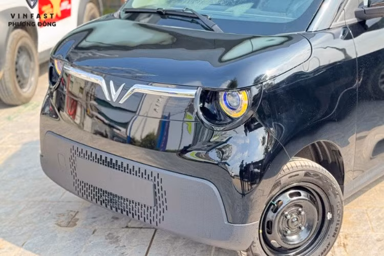 Thiết kế phần đầu xe mini điện Vinfast Minio Green vẫn là lưới tản nhiệt đóng như bản concept từng được công bố, xe sở hữu cụm đèn LED projector và logo chữ V mạ chrome. Xe sử dụng gạt mưa đơn phía trước, gương chỉnh cơ và mâm sắt 13 inch.