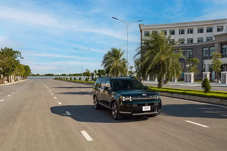 Hyundai SantaFe Hybrid 2026 bán ra tại Việt Nam với mức giá 1,369 tỷ đồng (đã bao gồm VAT), đi kèm chính sách bảo hành 5 năm hoặc 100.000 km. Xe có 7 lựa chọn màu sắc đa dạng, trong đó nổi bật là màu Xanh Lục bảo mới mang đến một hình ảnh tiếp cận mới, đáp ứng sở thích cá nhân của từng khách hàng.