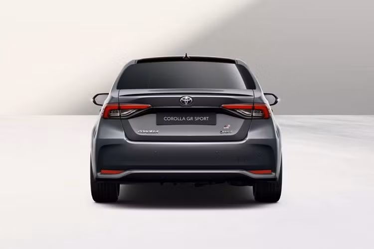 Tất cả các phiên bản Corolla mới đều được trang bị gói an toàn Toyota Safety Sense và hệ thống giải trí hỗ trợ cập nhật phần mềm qua mạng (OTA). Màn hình kỹ thuật số 12.3 inch tiếp tục là trang bị tiêu chuẩn, tương tự mẫu GR Corolla cao cấp.