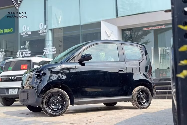 Sở hữu thiết kế 2 cửa giống như "người anh em" Vinfast VF3, nhưng sự nhỏ nhắn hơn về ngoại hình sẽ biến Minio Green trở thành lựa chọn phù hợp để thay thế xe máy khi di chuyển trong những con ngõ nhỏ hay đường phố đông đúc.