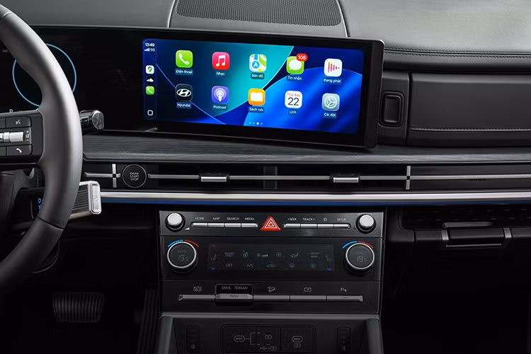 Sự tiện nghi được nâng tầm với cần số điện tử dạng xoay tích hợp sau vô lăng, giúp giải phóng không gian yên ngựa. Hệ thống ghế ngồi chỉnh điện, nhớ vị trí, tích hợp sấy và thông gió (hàng ghế trước) cùng sấy vô lăng đảm bảo sự thoải mái tối đa trong mọi điều kiện thời tiết. Ngoài ra, xe còn trang bị sạc không dây đôi công suất 15W và cổng sạc USB-C 27W nhanh chóng.