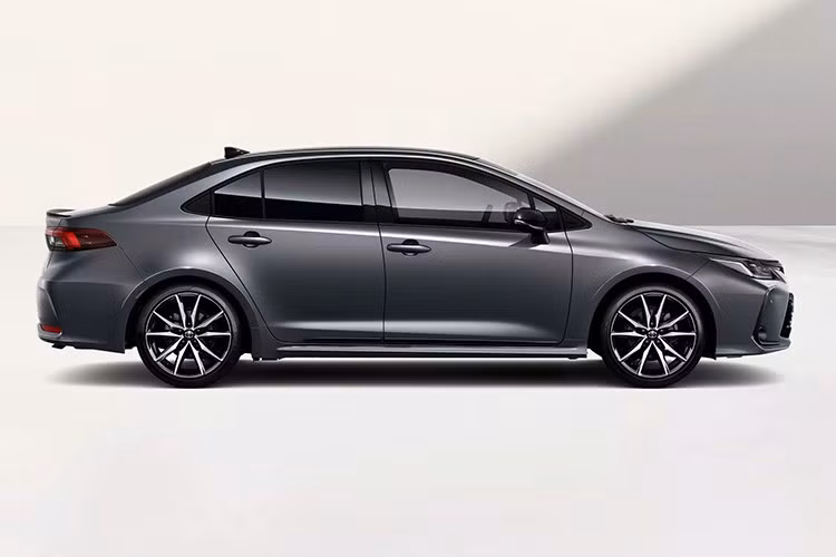 Đây là lần đầu tiên Toyota áp dụng màu sơn mờ trên một mẫu xe sản xuất đại trà tại châu Âu. Bên cạnh đó, hãng cũng bổ sung thêm tùy chọn màu Storm Grey ánh kim, phù hợp với cả hai kiểu dáng sedan và hatchback.