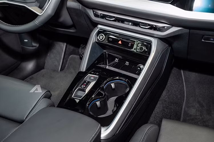 Trong khi đó, trang bị an toàn của xe gồm có cảm biến hỗ trợ đỗ xe phía sau, hệ thống kiểm soát hành trình, cảnh báo lệch làn đường và cảnh báo người lái mất tập trung tiêu chuẩn. Hệ thống hỗ trợ lái thích ứng, hệ thống kiểm soát hành trình dựa trên biển báo giao thông, hỗ trợ đỗ xe và hỗ trợ rẽ phía sau chỉ được trang bị tùy chọn cho xe.