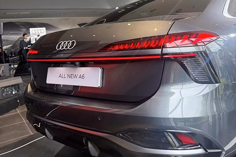 Kiến trúc phần đuôi xe rộng, hiện đại với cụm đèn hậu tách biệt và dải đèn LED nối liền đầy phong cách. Chuỗi hiệu ứng ánh sáng năng động (coming home/leaving home) tạo nên một tuyên ngôn công nghệ mang tính tiên phong.