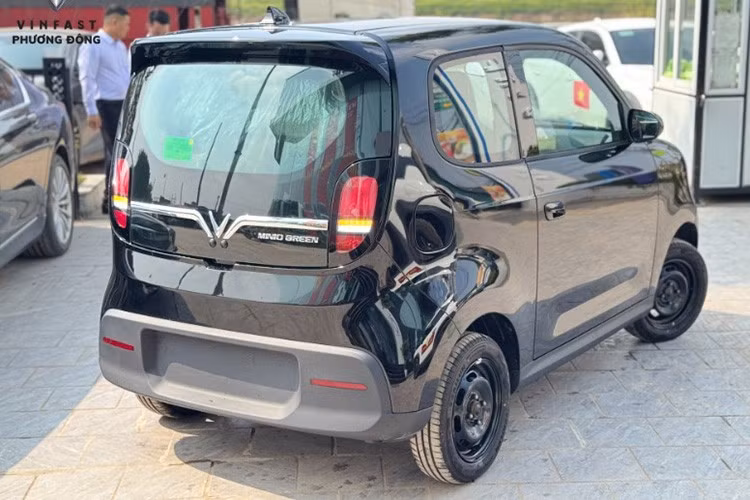 Được định vị là mẫu xe điện đô thị cỡ nhỏ, Minio Green sở hữu kích thước tổng thể Dài x Rộng x Cao lần lượt là 3.090 x 1.496 x 1.625 mm. Khi đặt lên bàn cân, mẫu xe này còn nhỏ gọn hơn cả VinFast VF 3 (với kích thước 3.190 x 1.679 x 1.622 mm).