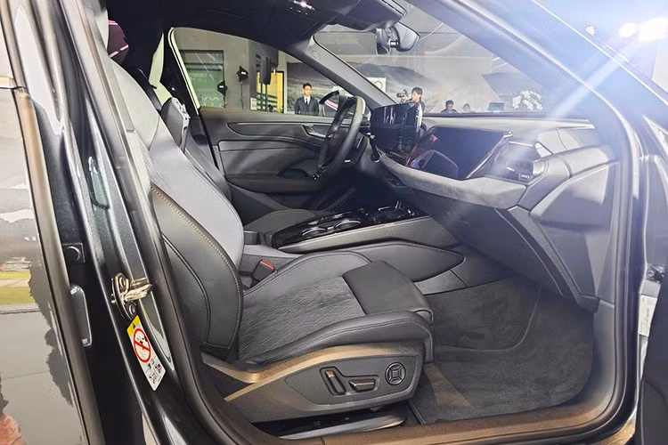 Điểm nhấn là màn hình MMI 10,9 inch dành cho hành khách phía trước, hệ thống đèn tương tác dưới kính chắn gió và loạt chức năng hỗ trợ thông minh. Hàng ghế trước chỉnh điện kèm hỗ trợ thắt lưng bốn hướng, cùng vật liệu da chất lượng cao cho phép A6 mới duy trì cảm giác mềm mại và thoải mái trên hành trình dài.