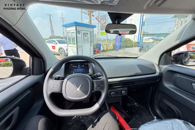 Không gian nội thất của Minio Green được xây dựng theo tiêu chí tối giản và dễ sử dụng. Xe được trang bị ghế bọc nỉ, chỉnh cơ hoàn toàn. Vô-lăng dạng D-Cut tích hợp phím điều chỉnh chức năng ở phía phải, phía sau là khóa truyền thống dạng cơ.