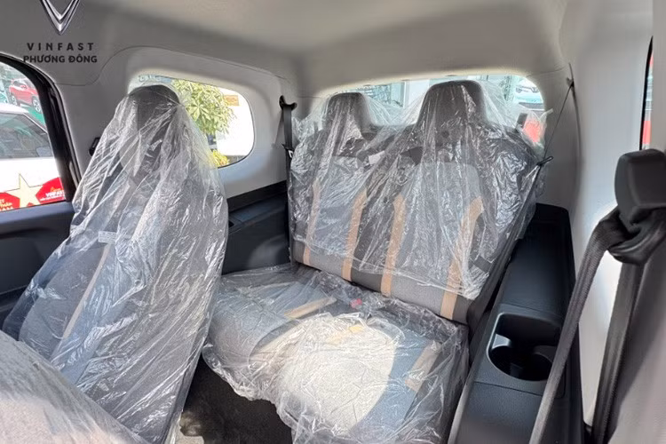 Đáng chú ý, việc nâng cấp này là hoàn toàn miễn phí và được áp dụng cho toàn bộ khách hàng đã đặt cọc xe từ trước đến nay. Không dừng lại ở dung lượng pin, hệ thống điện và động cơ của Minio Green cũng trải qua một cuộc cách mạng khi được chuyển đổi từ hệ 100V sang 400V.