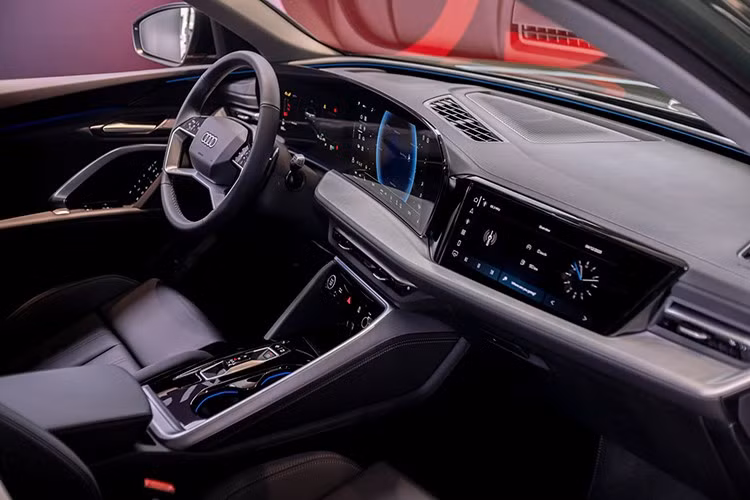 Màn hình thông tin giải trí của xe chạy bằng hệ điều hành Android Automotive OS và cho phép người dùng truy cập những ứng dụng như YouTube. Trong khi đó, màn hình giải trí 10,9 inch cho ghế phụ lái phía trước là trang bị tùy chọn, có chế độ Dynamic Privacy để không gây xao nhãng cho người lái.