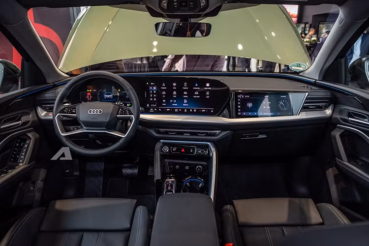 Bên trong Audi Q5 mới là khu vực nội thất được áp dụng 4 tiêu chí là "tập trung vào con người", "hiển thị rõ ràng", "kỹ thuật số" và "thiết kế theo chất liệu". Nội thất kết hợp chất liệu da mềm mại và nỉ để tạo cảm giác ấm cúng. Trang bị tiện nghi của xe với điểm nhấn bảng đồng hồ kỹ thuật số Audi Virtual Cockpit 11,9 inch, nối liền với màn mình cảm ứng trung tâm 14,5 inch.