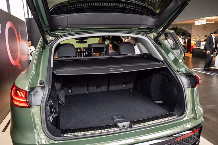 Theo công bố của Audi, Q5 thế hệ mới sẽ được bán ở Việt Nam vào năm sau. Xe nhiều khả năng sẽ sử dụng động cơ xăng 4 xi-lanh, dung tích 2.0L với công suất tối đa 268 mã lực. Động cơ đi với hộp số tự động ly hợp kép S-tronic 7 cấp và hệ dẫn động 4 bánh toàn thời gian quattro.