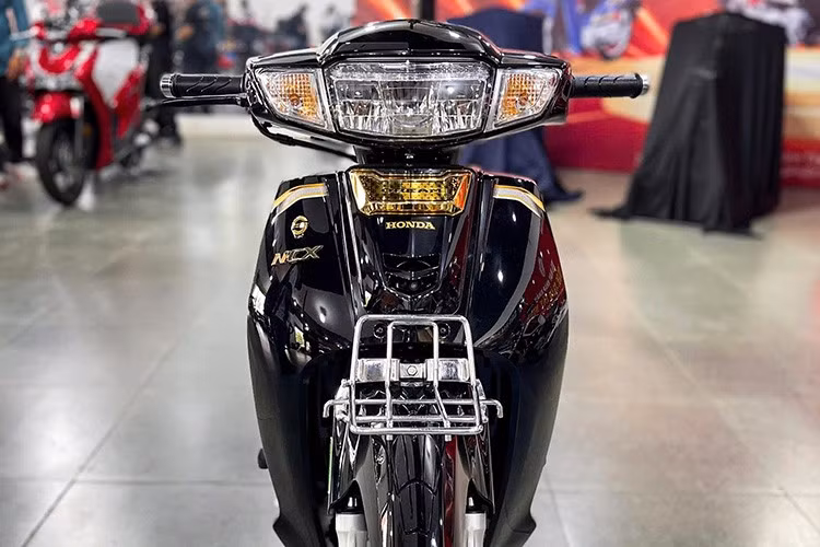 Honda Dream NCX 2026 sử dụng bộ tem họa tiết sọc Hyper Dynamic Stripe màu vàng bạch kim trang trí thân xe để tạo điểm nhấn. Tuy nhiên, khác với đời cũ bộ tem trên Honda Dream NCX 2026 mới được thiết kế nổi, với họa tiết hoa Rumdul (Quốc hoa của Campuchia) kèm đồ họa 3D tạo hiệu ứng khi ánh sáng chiếu vào.