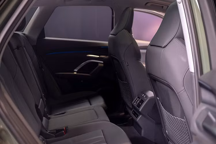 Những trang bị đáng chú ý khác của xe gồm có vô lăng vát đáy, hệ thống đèn viền đa sắc, hệ thống âm thanh Bang &amp; Olufsen Premium Sound System 16 loa, công suất 685W, sạc điện thoại không dây 15W và 4 cổng USB Type C chia đều cho 2 hàng ghế. Màn hình hiển thị thông tin kính lái HUD, cổng USB với công suất sạc lên đến 60W ở hàng ghế trước và 100W ở hàng ghế sau là trang bị tùy chọn.