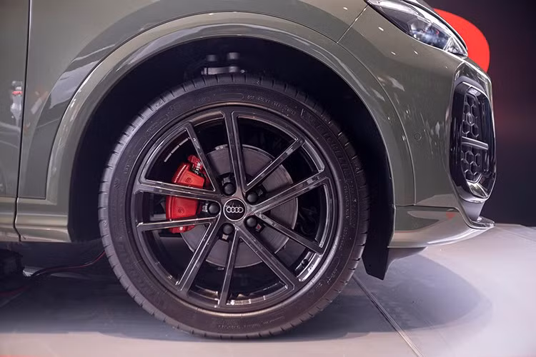 Tùy theo phiên bản và gói trang bị, xe sẽ dùng các loại vành la-zăng với đường kính từ 17-21 inch. Bên cạnh đó là 11 lựa chọn màu sắc, bao gồm trắng Arkona White, trắng Glacier White, đen Mythos, bạc Floret Silver, xanh Navarra Blue, đỏ Grenadine Red, xanh lục District Green và xám Tambora Gray mới.