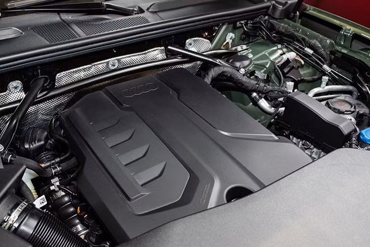 Xe dùng hệ thống giảm xóc Frequency Selective Dampers tiêu chuẩn hoặc hệ thống treo khí nén với giảm xóc thích ứng tùy chọn. Nhờ khung gầm mới và hệ thống treo cũng như hệ thống lái cải tiến, mẫu SUV hạng sang này được khẳng định là mang đến cảm giác thoải mái hơn so với thế hệ cũ.