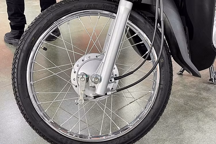 Tương tự phiên bản cũ, Honda Dream NCX 2026 vẫn dùng động cơ xi-lanh đơn, 4 kì, dung tích thực 124 phân khối tích hợp công nghệ phun xăng điện tử. Nhà sản xuất hiện hiện chưa công bố công suất và sức kéo của xe.