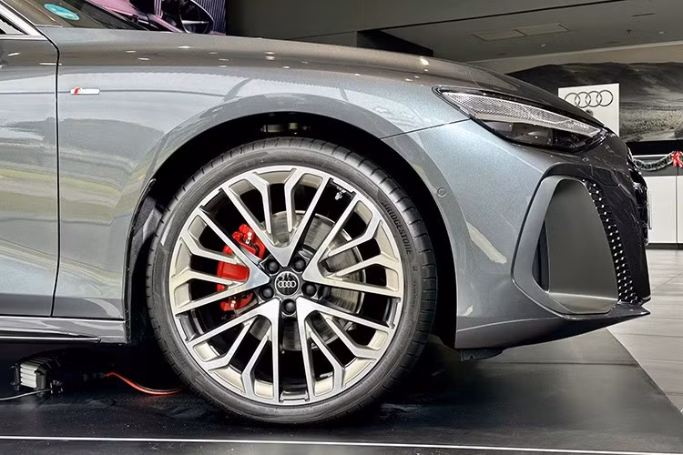 Mẫu sedan A6 mới cũng chú trọng vào yếu tố khí động học với hệ số cản gió 0,23 Cd – một trong những mức thấp nhất từng được Audi áp dụng trên xe dùng động cơ đốt trong. Khả năng cách âm được cải thiện tới 30% so với thế hệ trước, nhờ nâng cấp gioăng cửa, kết cấu gầm và mâm xe chống ồn.