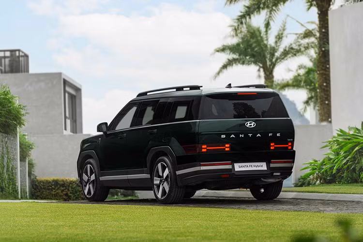 Mức tiêu hao nhiên liệu của xe theo công bố từ Cục Đăng kiểm Việt Nam đạt 6,37L/100km ở điều kiện hỗn hợp – một con số ấn tượng đối với dòng SUV cỡ D.Pin lithium-ion polymer được bố trí dưới hàng ghế thứ hai để tối ưu không gian cốp, đồng thời giúp hạ thấp trọng tâm xe, hỗ trợ tăng khả năng cân bằng và ổn định khi vận hành.