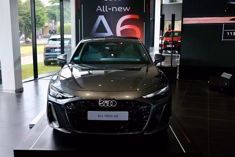 Audi A6 2026 mới vừa chính thức được giới thiệu tại thị trường Việt Nam với loạt cải tiến đáng chú ý từ thiết kế đến trang bị... Đây là phiên bản nâng cấp toàn diện, được kỳ vọng thiết lập lại chuẩn mực trong phân khúc sedan hạng sang cỡ lớn tại Việt Nam.