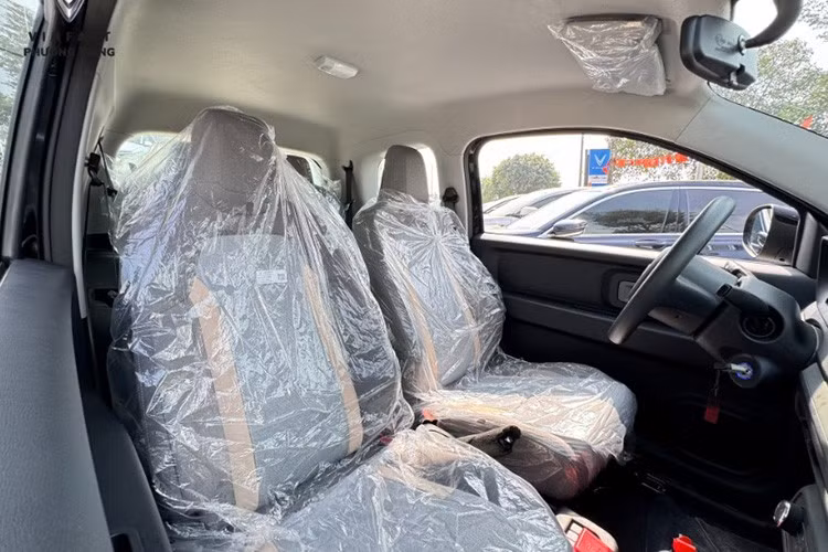 Điểm sáng giá nhất của Minio Green chính là sự nâng cấp mạnh mẽ về mặt kỹ thuật so với thời điểm công bố hồi đầu năm. VinFast đã quyết định nâng dung lượng pin cao áp từ 15,2 kWh lên 18,5 kWh. Sự thay đổi này giúp quãng đường di chuyển của xe tăng đáng kể, từ 170 km lên tới 210 km sau mỗi lần sạc đầy (theo tiêu chuẩn NEDC).