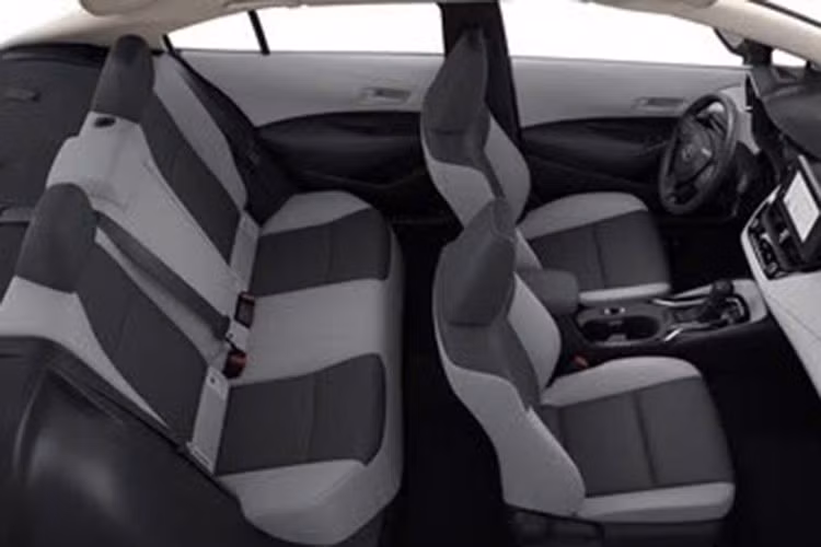 Về vận hành, Corolla 2026 vẫn sử dụng hai tùy chọn hệ truyền động hybrid 1.8L (138 mã lực) và 2.0L (178 mã lực). Đáng chú ý, công suất của phiên bản 2.0L đã được điều chỉnh giảm so với bản 2025 (193 mã lực), tuy nhiên Toyota hiện chưa đưa ra lý do cụ thể cho sự thay đổi này.