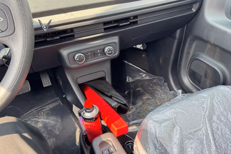 Đồng hồ kỹ thuật số của xe đóng vai trò trung tâm hiển thị thông tin lái và hệ thống giải trí. Mẫu xe này vẫn giữ radio FM và hệ thống âm thanh cơ bản với hai loa. Mặc dù có ngoại hình khiêm tốn với thiết kế 2 cửa, không gian bên trong chiếc xe mini điện này vẫn đảm bảo sự tối ưu cho 4 người ngồi nhờ chiều dài cơ sở lên tới 2.065 mm.