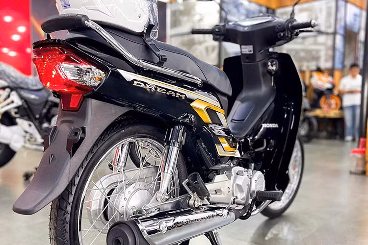 Mẫu xe máy số này vẫn được NCX Honda trang bị vành nan hoa kích thước 17 inch, tuy nhiên cả hai bánh vẫn sử dụng phanh tang trống cổ điển. Hệ thống treo gồm cặp phuộc ống lồng phía trước và 2 lò xo trụ giảm chấn phía sau có thể điều chỉnh theo tải trọng.