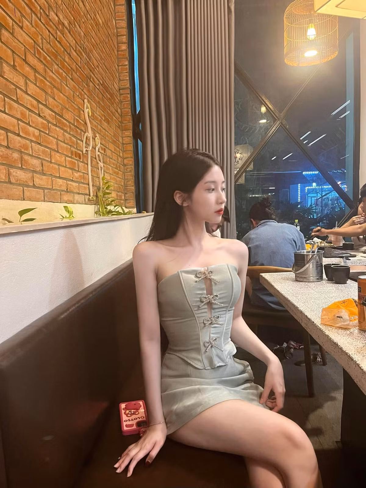 Chỉ nhờ vài video ghi lại khoảnh khắc đời thường bên nồi phở nghi ngút khói, cô gái sinh năm 2003 đã khiến dân mạng “đổ rần rần” bởi nét đẹp trong trẻo, dịu dàng nhưng vẫn vô cùng cuốn hút.