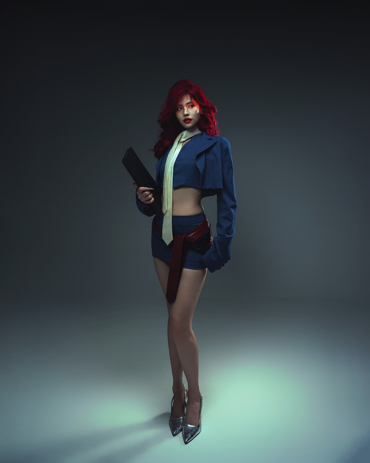 Châm Sứa tên thật là Nguyễn Châm Anh, sinh năm 1996. Cô nổi tiếng trên nền tảng TikTok với các clip phỏng vấn/“ghép đôi” đường phố.