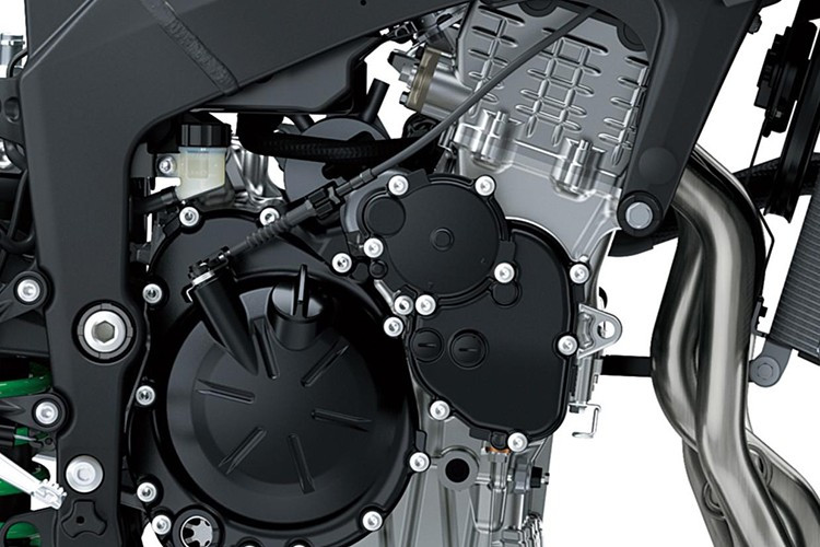 Về hiệu năng, Ninja ZX-6R 2026 tiếp tục sử dụng động cơ 4 xi-lanh thẳng hàng, dung tích 636cc, làm mát bằng dung dịch, cho công suất tối đa 124 mã lực và mô-men xoắn 69 Nm. Khi kết hợp với hệ thống RAM Air, xe có thể đạt công suất cực đại lên đến 129 mã lực. Xe sử dụng hộp số 6 cấp và được tích hợp hệ thống Quick Shifter và Assist &amp; Slipper Clutch.