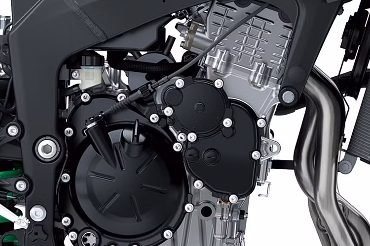 Về hiệu năng, Ninja ZX-6R 2026 tiếp tục sử dụng động cơ 4 xi-lanh thẳng hàng, dung tích 636cc, làm mát bằng dung dịch, cho công suất tối đa 124 mã lực và mô-men xoắn 69 Nm. Khi kết hợp với hệ thống RAM Air, xe có thể đạt công suất cực đại lên đến 129 mã lực. Xe sử dụng hộp số 6 cấp và được tích hợp hệ thống Quick Shifter và Assist &amp; Slipper Clutch.