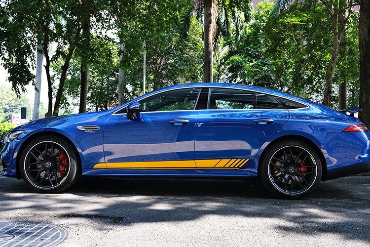 Điểm đáng chú ý là lô xe được giảm giá mạnh đều sản xuất từ năm 2022. Trong khi đó, phiên bản facelift đã ra mắt tại nhiều thị trường lớn từ 2023 nhưng vẫn chưa về Việt Nam. Điều này khiến AMG GT 53 4Matic+ trong nước trở nên “lạc nhịp”, khó cạnh tranh với các đối thủ được nâng cấp mới như Porsche Panamera.