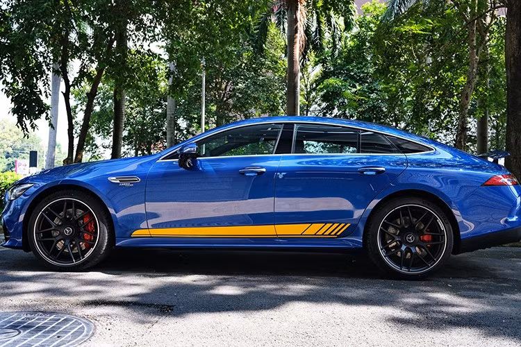 Điểm đáng chú ý là lô xe được giảm giá mạnh đều sản xuất từ năm 2022. Trong khi đó, phiên bản facelift đã ra mắt tại nhiều thị trường lớn từ 2023 nhưng vẫn chưa về Việt Nam. Điều này khiến AMG GT 53 4Matic+ trong nước trở nên “lạc nhịp”, khó cạnh tranh với các đối thủ được nâng cấp mới như Porsche Panamera.