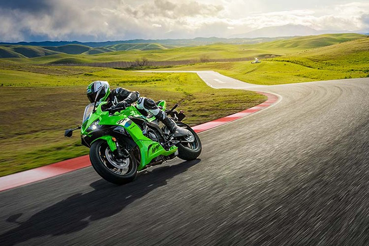 Ngoài ra, ZX-6R 2026 còn được trang bị màn hình màu TFT 4,3 inch, có kết nối điện thoại thông minh, hiển thị đa dạng thông tin như: số đang gài, tốc độ, vòng tua, quãng đường, mức nhiên liệu, đồng hồ thời gian... Xe hỗ trợ 4 chế độ lái gồm: Sport, Road, Rain và chế độ tùy chỉnh theo người dùng (Manual).