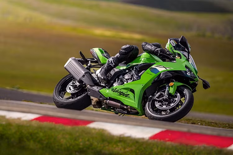 Xe cũng được tích hợp hệ thống phanh đĩa đôi 310 mm phía trước và đĩa đơn 220 mm phía sau, cho khả năng phanh mạnh mẽ và chính xác. ABS kênh đôi cũng là trang bị tiêu chuẩn giúp tăng sự an toàn trong quá trình vận hành của xe.