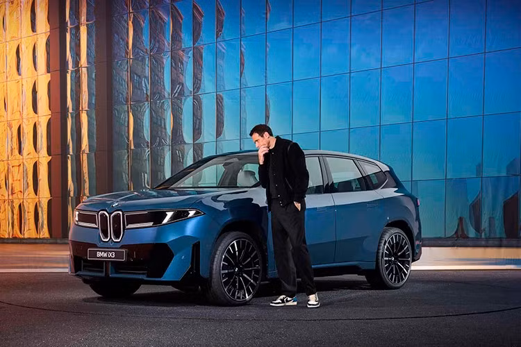 Thế hệ thứ 2 của mẫu xe SUV điện BMW iX3 vừa được chính thức giới thiệu trên toàn cầu. Đây là mẫu xe đầu tiên áp dụng ngôn ngữ thiết kế Neue Klasse hoàn toàn mới, đánh dấu bước ngoặt trong định hướng phát triển xe điện của hãng xe Đức.