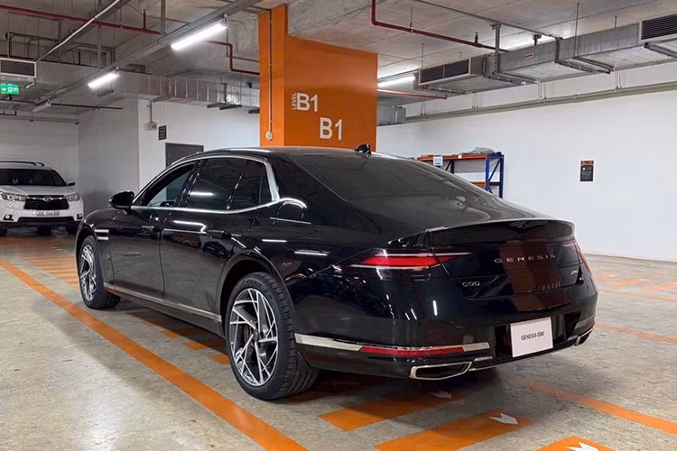 Theo người rao bán, chiếc xe được sản xuất năm 2023 và gần như chưa sử dụng, với đồng hồ ODO chỉ mới ghi nhận 63 km. Xe thuộc bản trục cơ sở tiêu chuẩn với kích thước dài x rộng x cao lần lượt 5.275 x 1.930 x 1.490 mm, chiều dài cơ sở 3.180 mm – ngắn hơn S-Class và 7 Series (khoảng 3.215 mm).