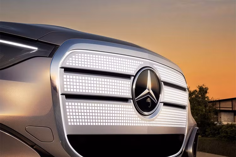 GLC EV cũng được trang bị công nghệ làm mờ thông minh theo vùng, giúp giảm độ sáng ở những khu vực không cần thiết để hạn chế xao nhãng cho người lái, trong khi vẫn giữ lại thông tin quan trọng. Xe còn có hai pad sạc không dây cho smartphone, hệ thống đèn nội thất thông minh đổi màu...