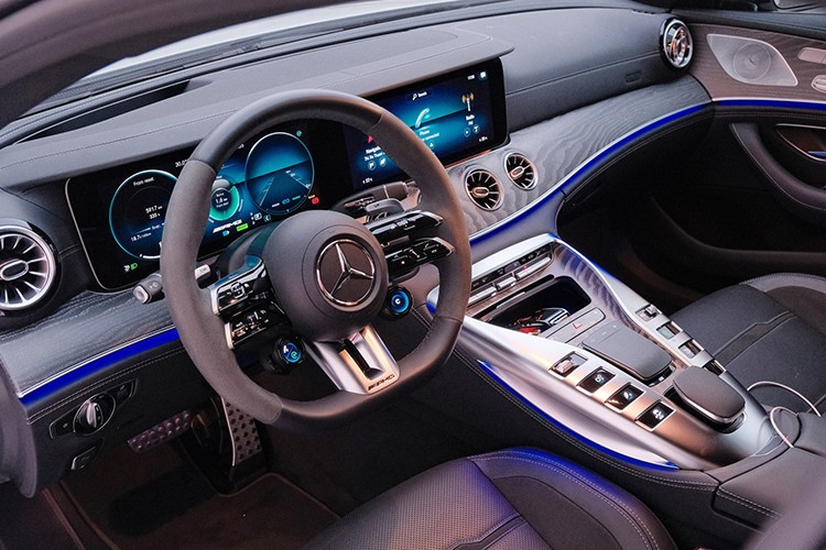 Phía sau vô lăng là bảng đồng hồ kỹ thuật số với màn hình hiển thị 12,3 inch. Màn hình thông tin giải trí trung tâm 10,25 inch có hệ thống MBUX thế hệ mới, kết nối Bluetooth, chức năng điều khiển bằng giọng nói LinguaTronic và kích hoạt thông qua câu lệnh “Hey Mercedes”, tất nhiên có hỗ trợ kết nối Apple Carplay và Android Auto.