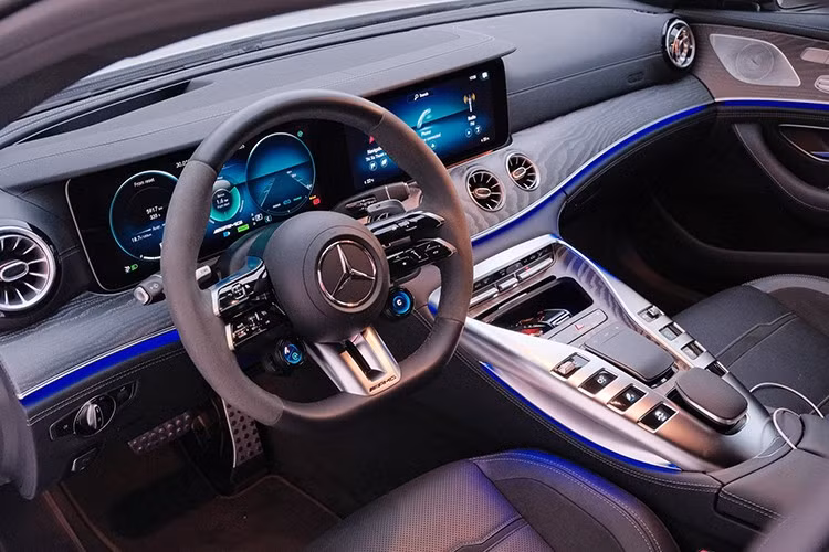 Phía sau vô lăng là bảng đồng hồ kỹ thuật số với màn hình hiển thị 12,3 inch. Màn hình thông tin giải trí trung tâm 10,25 inch có hệ thống MBUX thế hệ mới, kết nối Bluetooth, chức năng điều khiển bằng giọng nói LinguaTronic và kích hoạt thông qua câu lệnh “Hey Mercedes”, tất nhiên có hỗ trợ kết nối Apple Carplay và Android Auto.