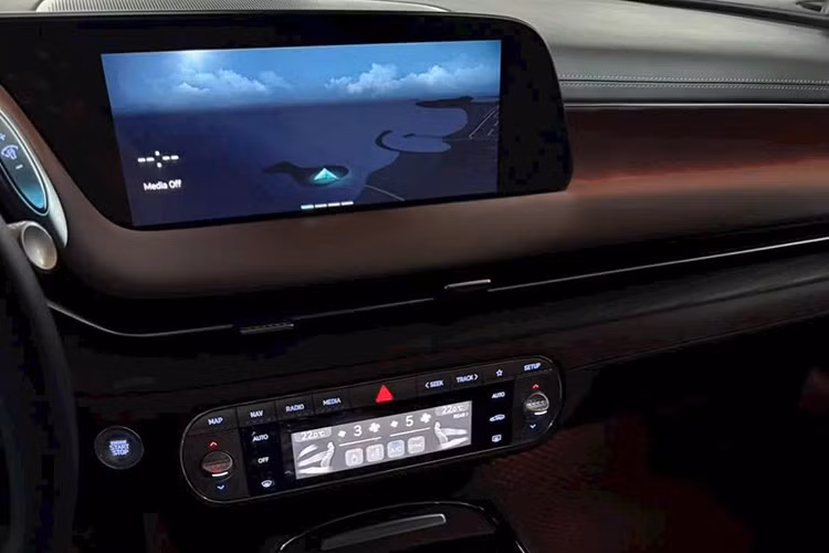 Các tiện nghi cao cấp bao gồm: điều hòa tự động ba vùng độc lập, cửa sổ trời đôi, hệ thống khuếch tán hương thơm, đèn viền nội thất đa màu, ngăn khử khuẩn bằng tia UV-C và dàn âm thanh Bang &amp; Olufsen 23 loa công suất 1.700W.